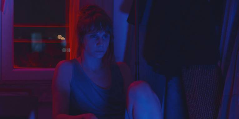 Zu sehen ist Agathe die in einem dunklen zimmer sitzt.